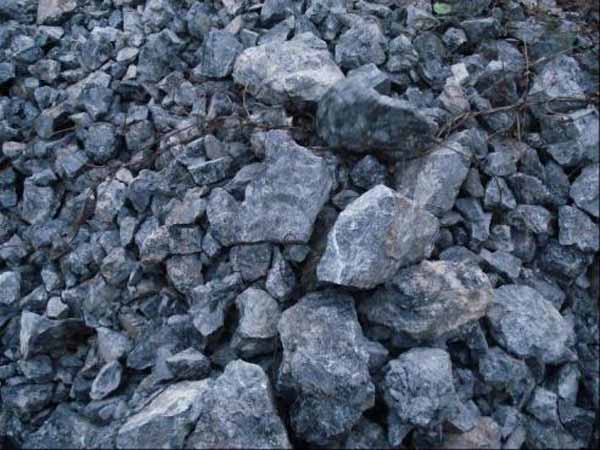 重晶石非金属矿物原料，具有广泛的工业用途